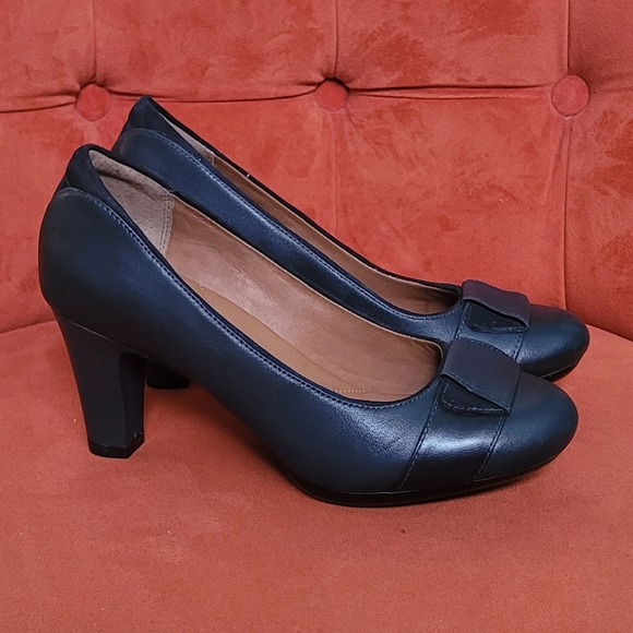 Clarks Shoes - Clarks Artisan Navy Blue Leather Pumps Womens Size 6.5 Wide